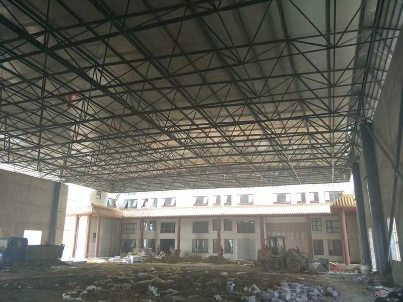 涿州屋顶采光无缝钢管网架安装现场